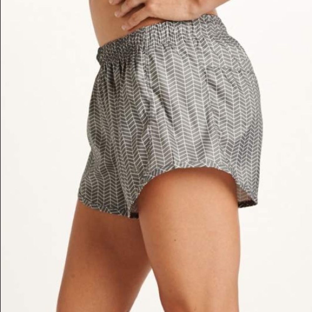 Oiselle Distance Shorts (chevrona, grey)